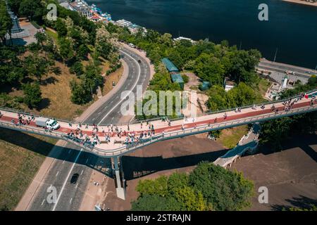 Antenne drone Ansicht der neuen Fußgängerbrücke von oben Stockfoto