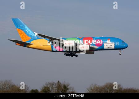 Ein Airbus A380 von Emirates in einer speziellen Destination Dubai Lackierung nähert sich Gatwick Stockfoto