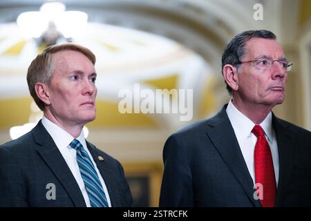 Washington, Usa. Februar 2025. Senator James Lankford, R-OK. Und Senator John Barrasso, R-WY, beobachtet, wie der Mehrheitsführer des Senats John Thune, R-SD auf einer Pressekonferenz nach dem wöchentlichen Mittagessen des Senats im US-Kapitol in Washington, DC am Mittwoch, den 19. Februar 2025, spricht. Foto: Annabelle Gordon/UPI Credit: UPI/Alamy Live News Stockfoto