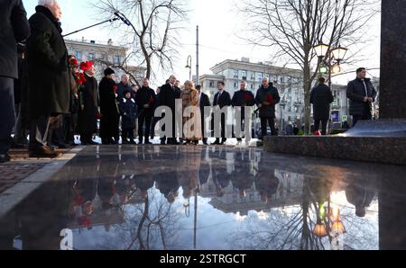 Sankt Petersburg, Russland. Februar 2025. Der russische Präsident Wladimir Putin, Mitte, steht mit Ljudmila Narusova, rechts, Frau des ersten Bürgermeisters von St. Petersburg Anatoli Sobtschak, während eines Gedenkgottesdienstes am 19. Februar 2025 in St. Petersburg, Russland. Quelle: Alexander Kazakov/Kreml Pool/Alamy Live News Stockfoto