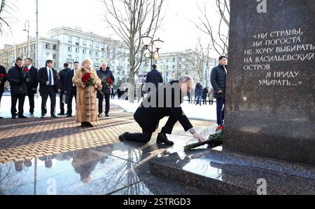 Sankt Petersburg, Russland. Februar 2025. Der russische Präsident Wladimir Putin, Mitte, platziert Blumen auf der Gedenkfeier an den ersten Bürgermeister von St. Petersburg Anatoly Sobtschak, während eines Gedenkgottesdienstes am 19. Februar 2025 auf der Wassiljewski-Insel in St. Petersburg, Russland. Sobtschaks Frau Lyudmila Narusova steht dahinter. Quelle: Alexander Kazakov/Kreml Pool/Alamy Live News Stockfoto