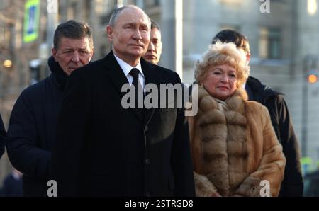 Sankt Petersburg, Russland. Februar 2025. Der russische Präsident Wladimir Putin, links, steht mit Ljudmila Narusova, rechts, Ehefrau des ersten Bürgermeisters von St. Petersburg Anatoli Sobtschak, während eines Gedenkgottesdienstes am 19. Februar 2025 am Denkmal auf der Wassiljewski-Insel in St. Petersburg, Russland. Quelle: Alexander Kazakov/Kreml Pool/Alamy Live News Stockfoto