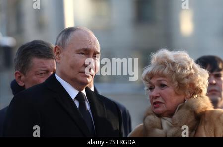 Sankt Petersburg, Russland. Februar 2025. Der russische Präsident Wladimir Putin, links, steht mit Ljudmila Narusova, rechts, Ehefrau des ersten Bürgermeisters von St. Petersburg Anatoli Sobtschak, während eines Gedenkgottesdienstes am 19. Februar 2025 am Denkmal auf der Wassiljewski-Insel in St. Petersburg, Russland. Quelle: Alexander Kazakov/Kreml Pool/Alamy Live News Stockfoto