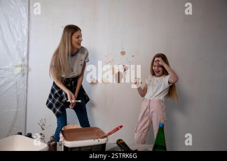 Ansprechende und kreative Malsession mit Ihrem Kind und Ihrem Elternteil zu Hause Stockfoto