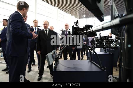 Sankt Petersburg, Russland. Februar 2025. Der russische Präsident Wladimir Putin, Zentrum, wird am 19. Februar 2025 in St. Petersburg, Russland, durch die Forschungs- und Produktionsanlage von Radar MMS geführt. Radar MMS entwickelt Führungssysteme für präzise geführte Waffen, Radarsysteme sowie militärische und zivile unbemannte Luftfahrzeuge. Quelle: Alexander Kazakov/Kreml Pool/Alamy Live News Stockfoto