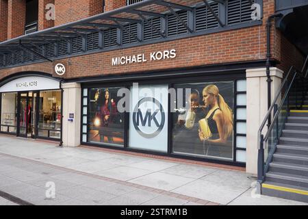 Außenansicht des Designer-Modegeschäfts Michael Kors im Einkaufszentrum Gunwharf Quays Portsmouth, Großbritannien, 8. Januar 2024. Marke für luxuriöse Modeaccessoires Stockfoto