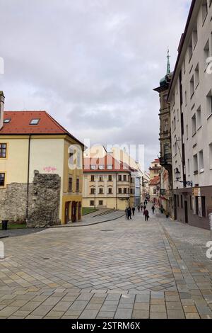 SLOWAKEI, BRATISLAVA - 8. JANUAR 2025: Spaziergang durch das historische Stadtzentrum von Bratislava Stockfoto