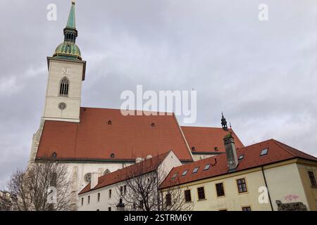 SLOWAKEI, BRATISLAVA - 8. JANUAR 2025: Die St.-Martin-Kathedrale ist die aus dem 13. Jahrhundert stammende katholische Kathedrale im gotisch-romanischen Stil mit 4 Kapellen und 3 Kapellen Stockfoto