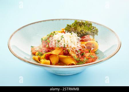 Italienisches Pasta-Gericht mit Tomatensauce und Parmesan auf einer weißen Platte Stockfoto