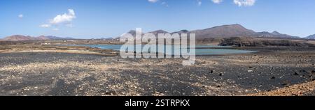 Panoramablick auf die laguna de Janubio und die Salinen von salinas de janubio in Lanzarote, Spanien am 7. Februar 2025 Stockfoto