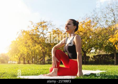 Fit und gesunde Frau genießt Outdoor-Yoga Stockfoto