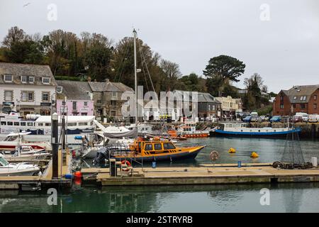 Padstow, Cornwall, England, 6. Dezember 2025, kleine Boote im Hafen von Padstow Stockfoto