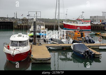 Padstow, Cornwall, England, 6. Dezember 2025, kleine Boote im Hafen von Padstow Stockfoto