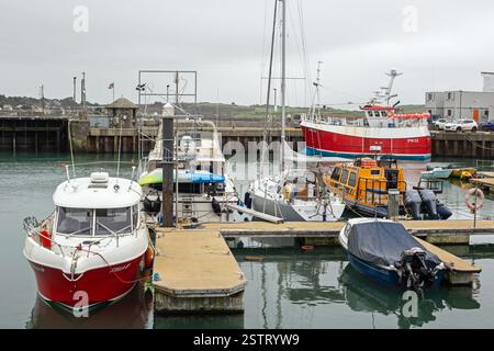 Padstow, Cornwall, England, 6. Dezember 2025, kleine Boote im Hafen von Padstow Stockfoto