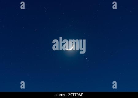 Wachender Halbmond und Sternenhimmel Stockfoto