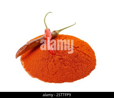 Haufen rotes Chilipulver und Paprika auf weißem Hintergrund Stockfoto