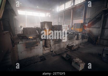 Industrielle Metallgießerei mit großen Maschinen und Arbeitern Stockfoto