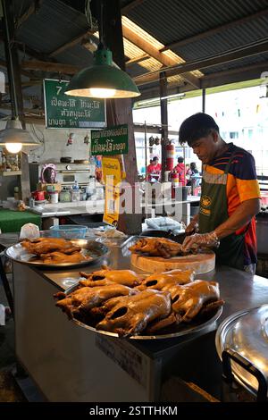 Ein Marktstand mit geschmortem Entenfleisch, einer traditionellen chinesischen Kochtechnik mit langer kulinarischer Geschichte, in einem thailändischen Dorf Stockfoto