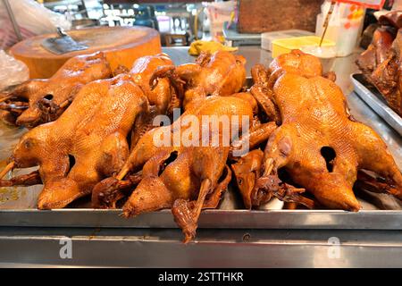 Eine Platte mit geschmorten Enten, ein chinesisches Gericht, das aus köstlichen Zutaten in einem Eintopf auf Sojasauce hergestellt wird, hier an einem Marktstand in Thailand Stockfoto