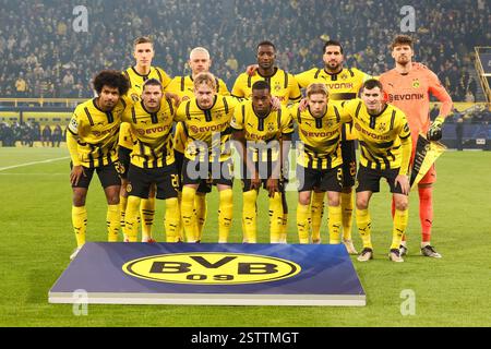 Dortmund, Deutschland. Februar 2025. Die Spieler von Borussia Dortmund posieren für ein Gruppenfoto vor dem Play-off-Spiel der UEFA Champions League zwischen Borussia Dortmund und Sporting CP am 19. Februar 2025 in Dortmund. Quelle: Joachim Bywaletz/Xinhua/Alamy Live News Stockfoto