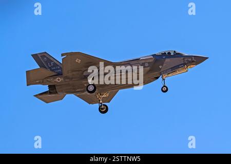 Luke Air Force Base 2-18-2025 Glendale AZ USA US Air Force Lockheed Martin F-35A 15-5044 kehrt nach einem Trainingsflug zu Luke AFB zurück Stockfoto