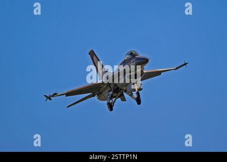 Luke Air Force Base 2-18-2025 Glendale AZ USA Lockheed Martin F-16A N861TA von Top Aces, die nach einem Trainingsflug zu Luke AFB zurückkehren Stockfoto