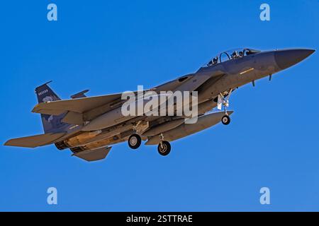 Luke Air Force Base 2-18-2025 Glendale AZ USA US Air Force Boeing F-15D 84-0045 kehrt nach einem Trainingsflug zu Luke AFB zurück Stockfoto