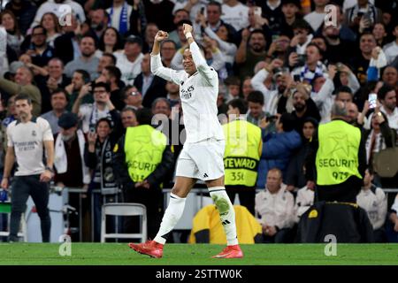 Madrid, Spanien. Februar 2025. Madrid, Spanien; 19.02.2025.- Real Madrid schlug Manchester City 3-1 mit drei Toren von Kylian Mbappé. 4', 33' und 61' Champions League Gesamtpunktzahl 6:3. Am Ende des Spiels nimmt Mbappé den Match Ball. Vermerk: Juan Carlos Rojas/dpa/Alamy Live News Stockfoto