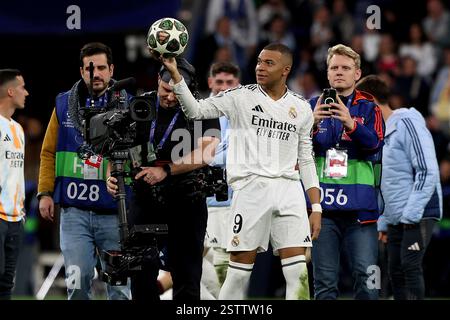 Madrid, Spanien. Februar 2025. Madrid, Spanien; 19.02.2025.- Real Madrid schlug Manchester City 3-1 mit drei Toren von Kylian Mbappé. 4', 33' und 61' Champions League Gesamtpunktzahl 6:3. Am Ende des Spiels nimmt Mbappé den Match Ball. Vermerk: Juan Carlos Rojas/dpa/Alamy Live News Stockfoto