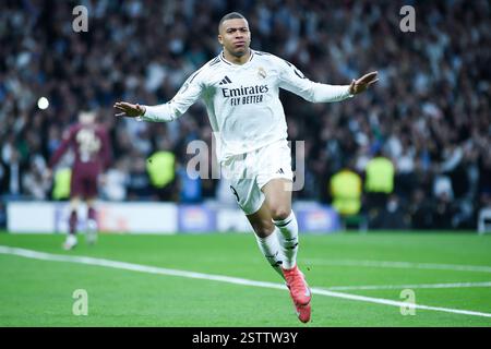 Madrid, Spanien. Februar 2025. Kylian Mbappe von Real Madrid feiert am 19. Februar 2025 in Madrid ein Tor während der K.-o.-Phase der UEFA Champions League im Play-off-Spiel zwischen Real Madrid und Manchester City. Gustavo Valiente/Xinhua/Alamy Live News Stockfoto
