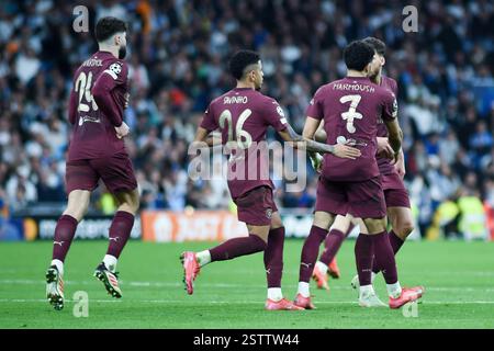 Madrid, Spanien. Februar 2025. Spieler von Manchester City feiern ein Tor während des Play-off-Spiels der UEFA Champions League im zweiten Legs zwischen Real Madrid und Manchester City am 19. Februar 2025 in Madrid, Spanien. Gustavo Valiente/Xinhua/Alamy Live News Stockfoto