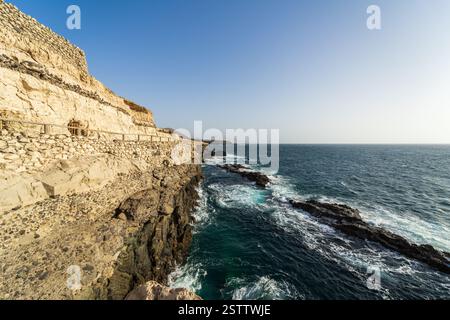 Wunderschöne weiße Klippen aus Kalkstein, die von Wind und Winterstürmen im Dorf Ajuy gemeißelt wurden. Stockfoto