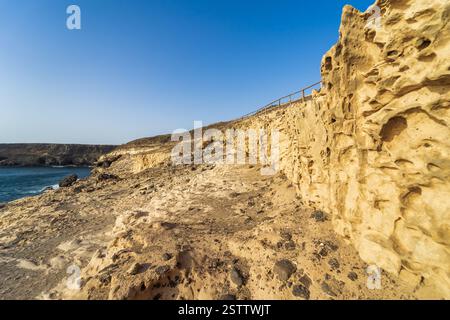 Wunderschöne weiße Klippen aus Kalkstein, die von Wind und Winterstürmen im Dorf Ajuy gemeißelt wurden. Stockfoto