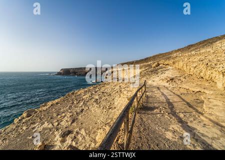 Wunderschöne weiße Klippen aus Kalkstein, die von Wind und Winterstürmen im Dorf Ajuy gemeißelt wurden. Stockfoto