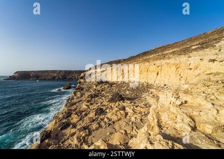 Wunderschöne weiße Klippen aus Kalkstein, die von Wind und Winterstürmen im Dorf Ajuy gemeißelt wurden. Stockfoto