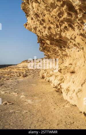 Wunderschöne weiße Klippen aus Kalkstein, die von Wind und Winterstürmen im Dorf Ajuy gemeißelt wurden. Stockfoto