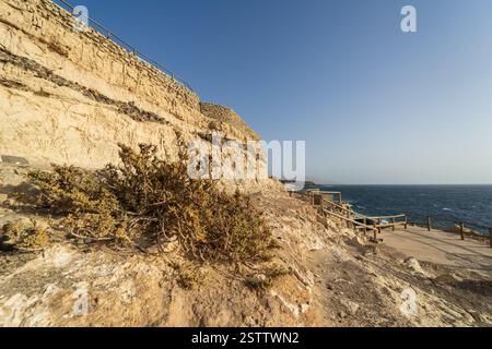 Wunderschöne weiße Klippen aus Kalkstein, die von Wind und Winterstürmen im Dorf Ajuy gemeißelt wurden. Stockfoto