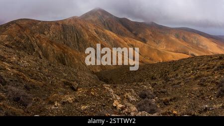 Panoramablick auf die Berglandschaft vom astronomischen Aussichtspunkt Sicasumbre Stockfoto