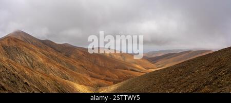 Panoramablick auf die Berglandschaft vom astronomischen Aussichtspunkt Sicasumbre Stockfoto