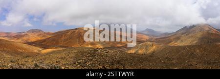 Panoramablick auf die Berglandschaft vom astronomischen Aussichtspunkt Sicasumbre Stockfoto