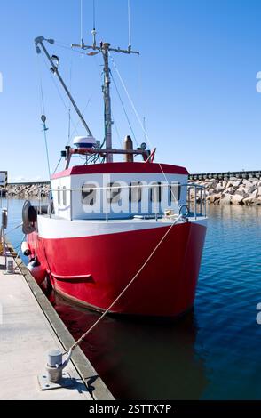 Laesoe, Dänemark: Kleiner Fischschneider, der an einem Pier in Oesterby Havn vor Anker liegt Stockfoto