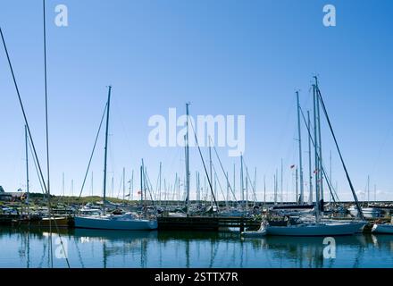Laesoe, Dänemark: Segelmasten dominieren die Landschaft des beliebten Yachthafens in Oesterby Havn an der Nordwestküste der Insel Stockfoto