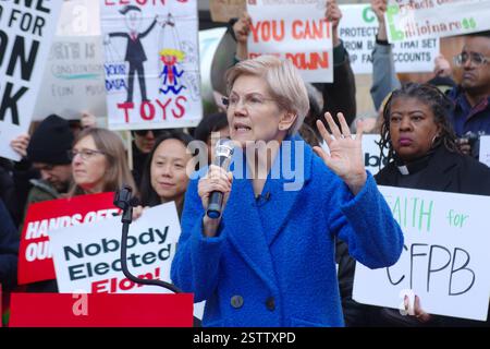 Washington, DC, USA. Februar 2025. US-Senatorin Elizabeth Warren (D-Mass) Spricht Demonstranten beim Consumer Financial Protection Bureau an. Stockfoto