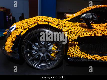 Peking, Kanada. Februar 2025. Ein lebensgroßer LEGO Technic McLaren P1 Supersportwagen ist auf der Canadian International AutoShow 2025 in Toronto, Kanada, am 18. Februar 2025 zu sehen. Das aus 342.817 LEGO Technic-Elementen bestehende Modell des Supersportwagens McLaren P1 wird auf der jährlichen zehntägigen Show ab dem 14. Februar gezeigt. Quelle: Zou Zheng/Xinhua/Alamy Live News Stockfoto