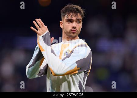Madrid, Spanien. Februar 2025. Raul Asencio von Real Madrid CF wärmt sich vor dem zweiten Legspiel der UEFA Champions League Knockout 2024/2025 zwischen Real Madrid CF und Manchester City im Santiago Bernabeu Stadion auf. Endergebnis Real Madrid CF 3: 1 Manchester City (Foto: Federico Titone/SOPA Images/SIPA USA) Credit: SIPA USA/Alamy Live News Stockfoto