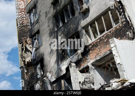 Das Foto zeigt einen Teil eines Wohnhauses, das am 8. Juni 2022 von russischen Angriffen in Irpin, Ukraine, zerstört wurde. Stockfoto