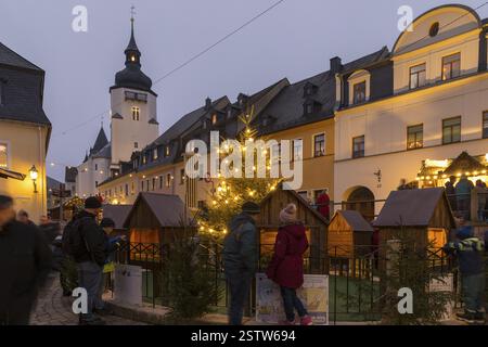 Weihnachtsmarkt mit St. Georgskirche, Schwarzenberg, Erzgebirge, Sachsen, Deutschland Europa Stockfoto