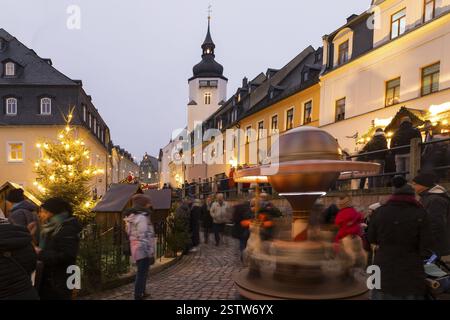 Karussell auf dem Weihnachtsmarkt mit St. Georgskirche, Schwarzenberg, Erzgebirge, Sachsen, Deutschland, Europa Stockfoto