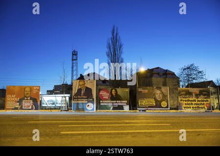 Wahlplakate der Parteien SPD, CDU, Buendnis 90/die Gruenen und FDP hinter den Lichtern vorbeifahrender Autos auf der Nuthe-Schnellstraße in Potsdam for Stockfoto