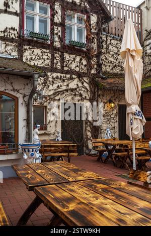 Restaurant geschlossen. Alte Straße einer historischen Stadt Tangermuende. Das Land Sachsen-Anhalt. Stockfoto